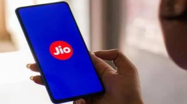 Jio Plans: जियो यूजर्स को बड़ा झटका, डेटा प्लान्स की वैधता में हुआ बड़ा बदलाव!