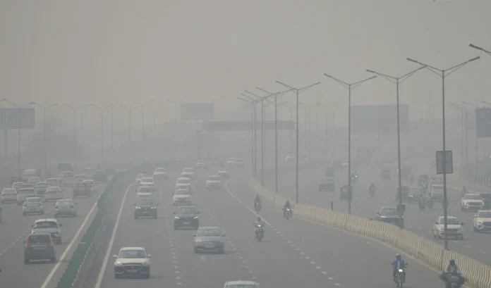दिल्ली में धुंध और ‘स्मॉग’ की चादर, वायु गुणवत्ता गंभीर  स्तर के करीब पहुंची
