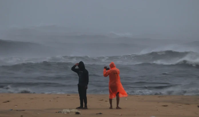 Cyclone Montha | मोंथा ने ली 3 जानें, सड़कें-फसलें तबाह, आंध्र प्रदेश के CM ने मृतकों के लिए की 5 लाख मुआवजे की घोषणा