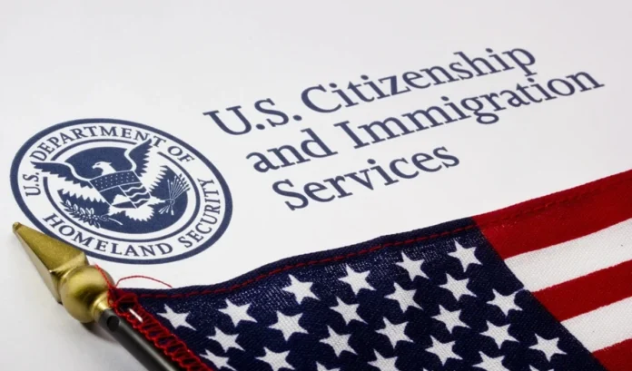 अमेरिका में नई नीति से झटका: भारतीय प्रोफेशनल्स को वर्क परमिट न बढ़ने पर नौकरी छोड़नी होगी