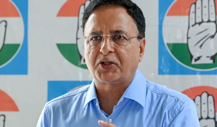 हरियाणा में खाद संकट: खाद लेने पहुंचे किसानों के हाथों पर मुहर, विपक्ष बोला- 'अपराधियों' जैसा व्यवहार