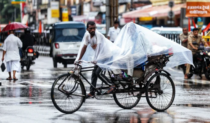 Cyclone Montha | मोंथा चक्रवात ने आंध्र-ओडिशा में मचाया कोहराम, भारी बारिश से विजयवाड़ा में अफरा-तफरी, 120 ट्रेनें रद्द, हजारों बेघर