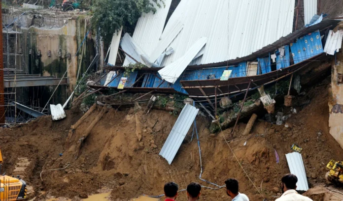 मुंबई में इमारत के ध्वस्तीकरण के दौरान मलबे की चपेट में आने से दो लोग घायल