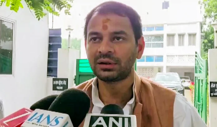 राहुल गांधी पर तेज प्रताप का तीखा वार: बोले- विदेश भागने वाले क्या जानें छठ पूजा?