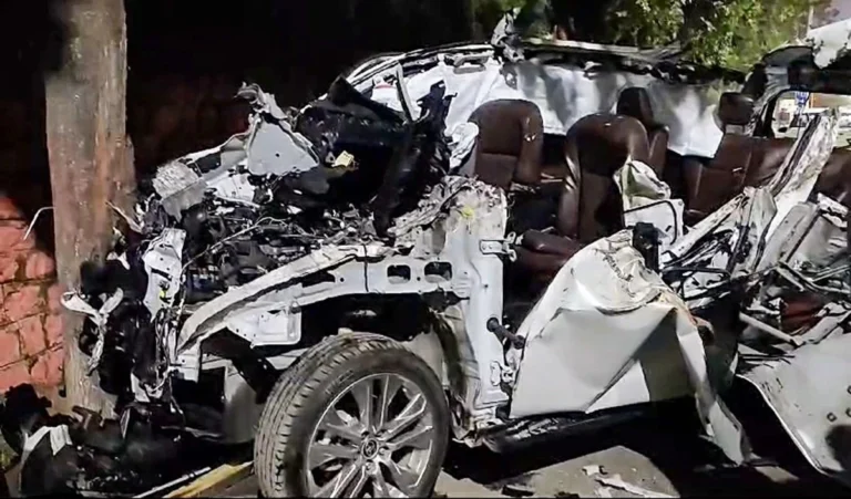 Bareilly में दो कारों की टक्कर में एक व्यक्ति की मौत