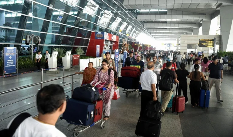Delhi Airport पर कोहरे के कारण 105 से अधिक उड़ानें रद्द, 450 से अधिक विलंबित