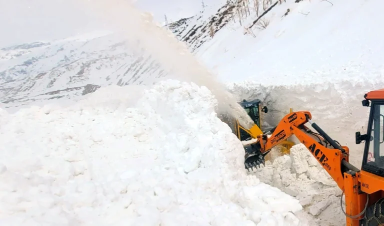 Kashmir के ऊंचाई वाले इलाकों में बर्फबारी, बारिश; चिल्ला-ए-कलां की शुरुआत